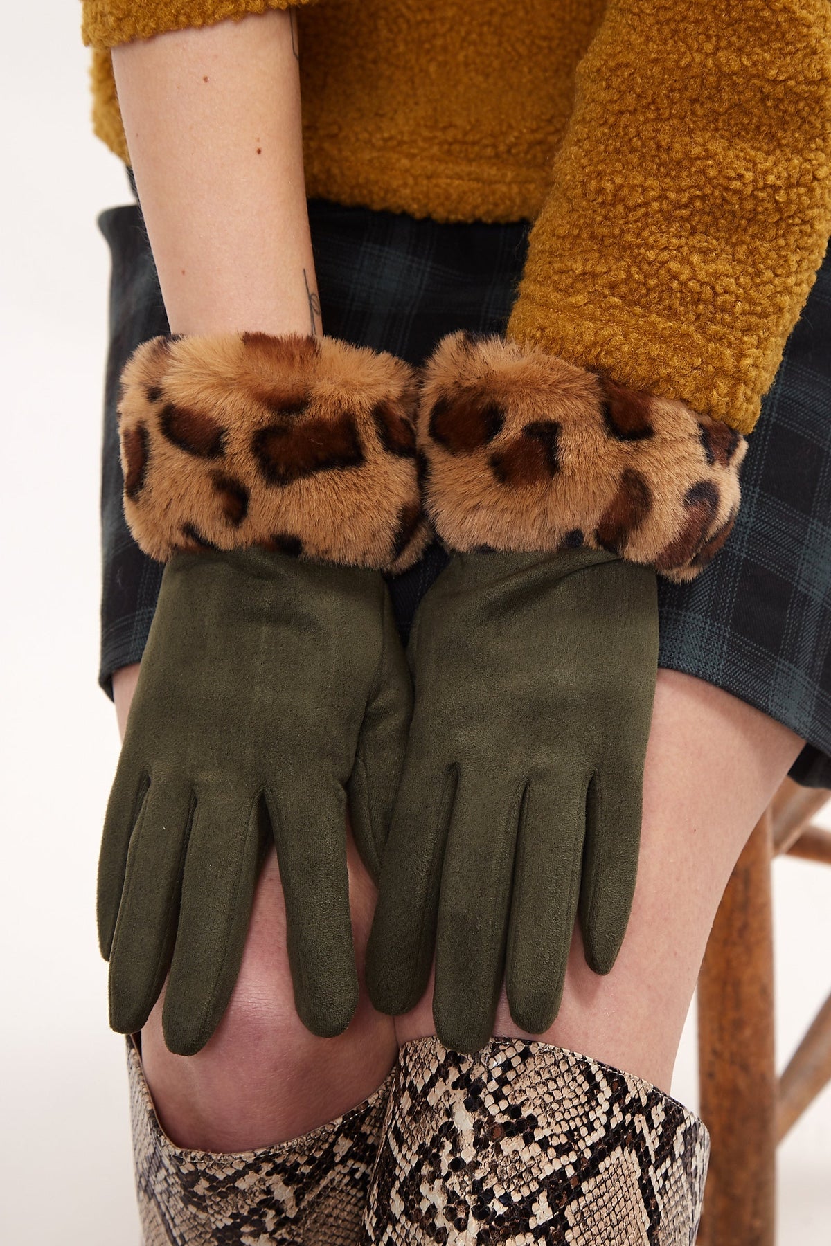 Cadhla Faux Suede And Fur Cuffed Touch Screen Gloves – Green - Bascora