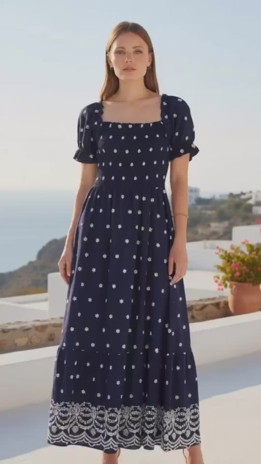 Vestido largo con bajo con ribete floral fruncido azul marino Yumi