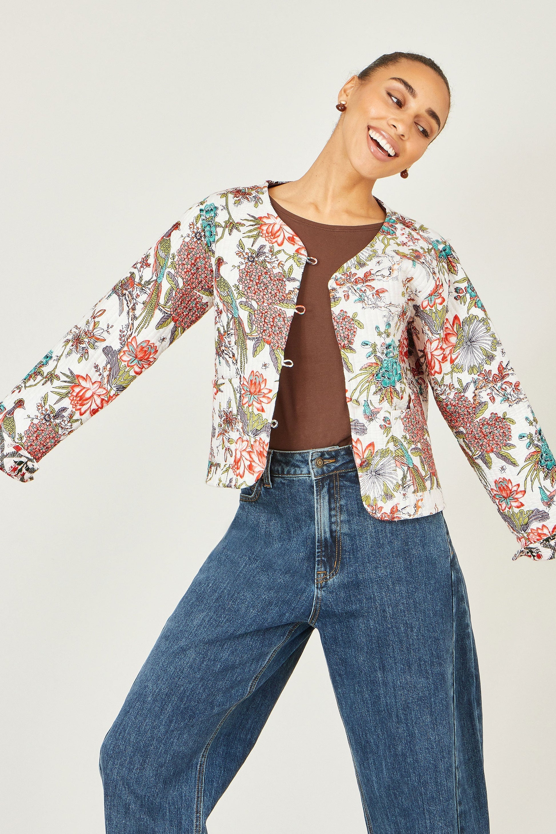 White Peacock Print Reversible Cotton Quilted Jacket - Bascora