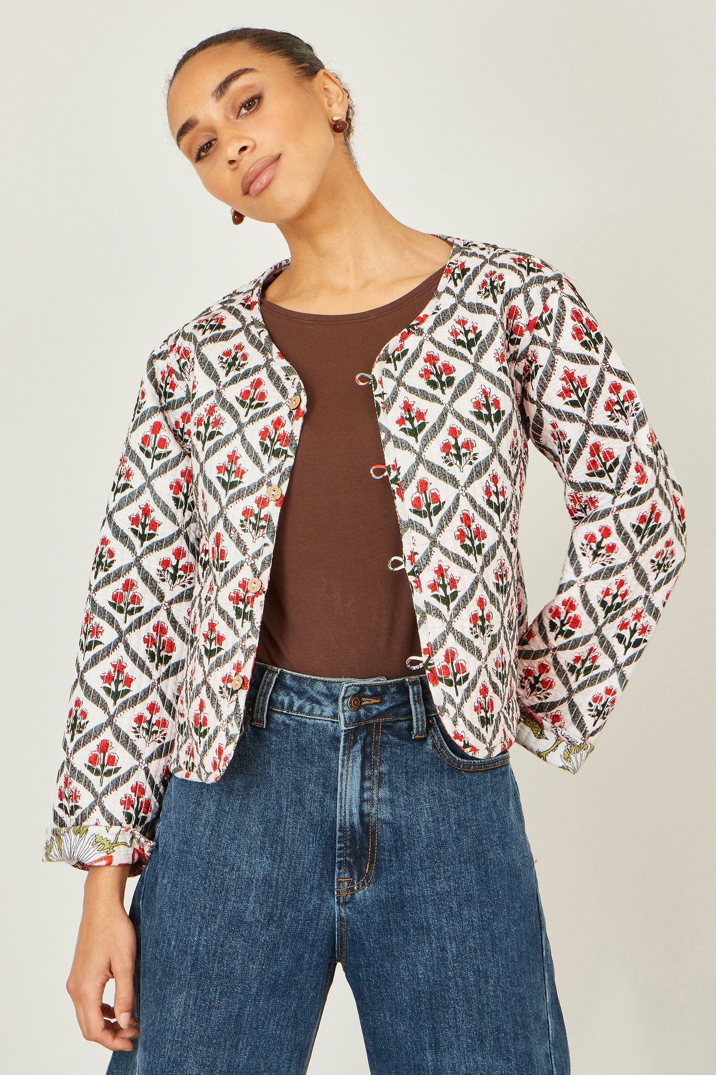 White Peacock Print Reversible Cotton Quilted Jacket - Bascora